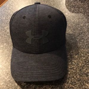Under Armour Boys fitted baseball cap